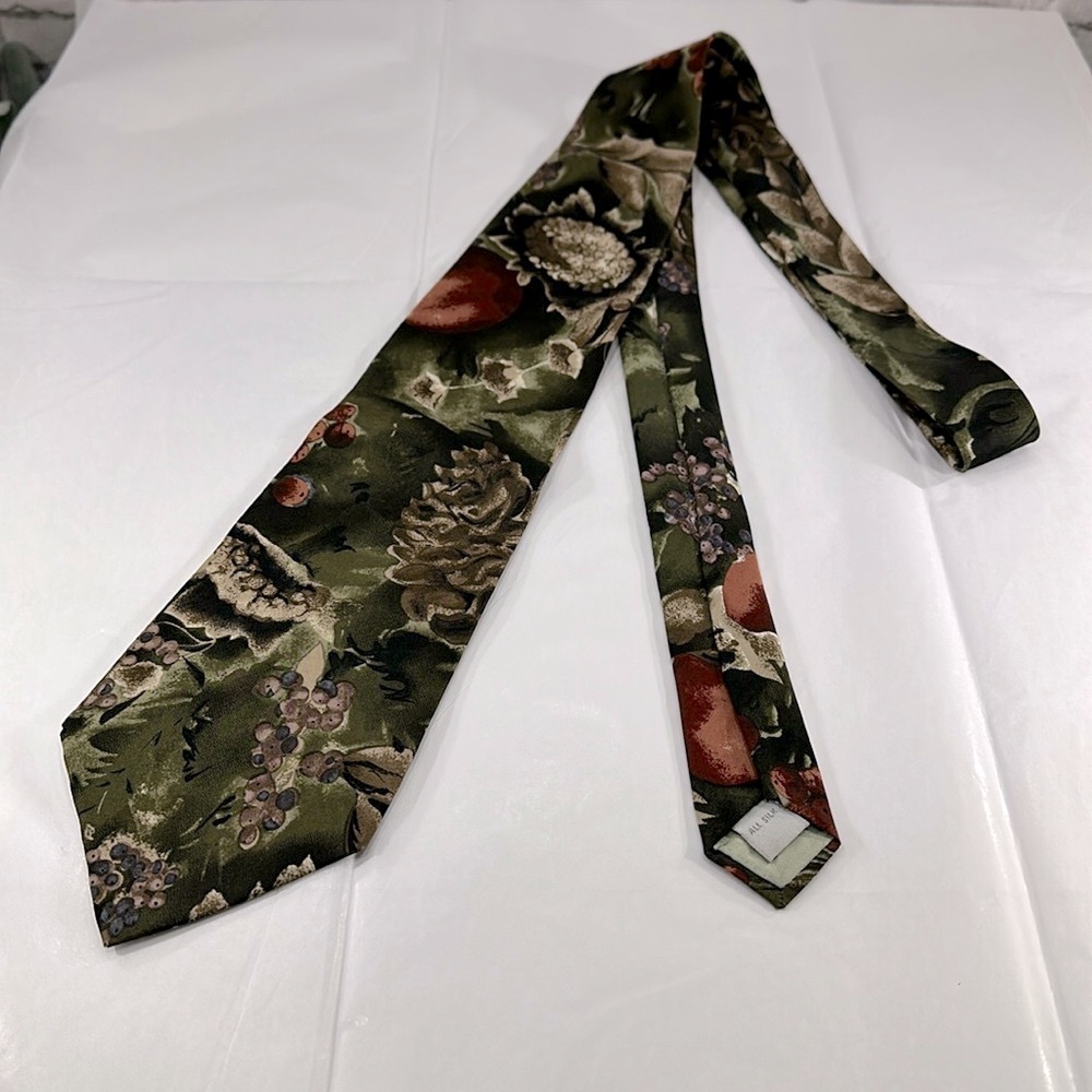 Van Heusen 417 - Floral & Berries Botanical Print Silk Mens Necktie ⭐️ EUC